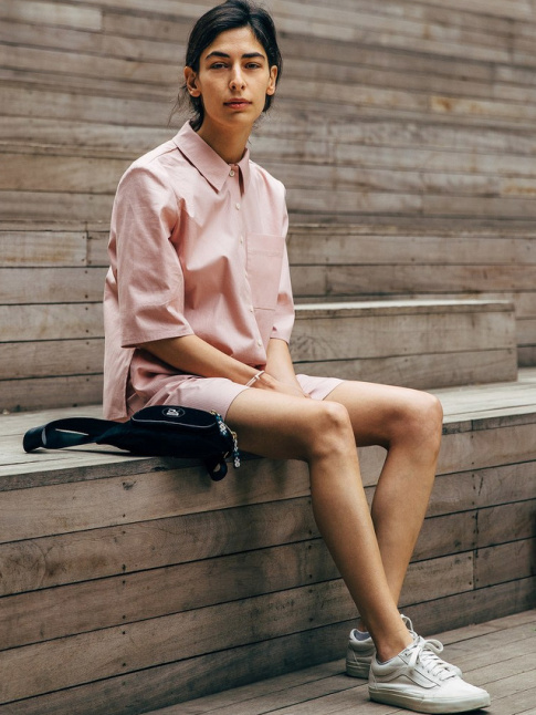 Chemise rose ple + baskets blanches = le bon mix