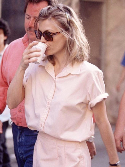 Entre chemise rose ple, barrettes et manches roulottes, Michelle Pfeiffer avait tout compris aux codes de 2019 !