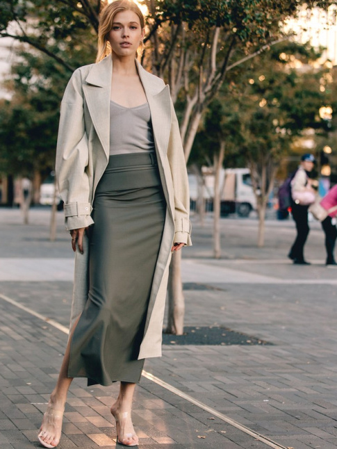 Oui  l'association trench long/longue jupe droite !