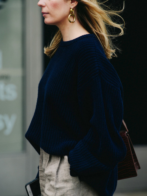 Ample pull bleu marine + pantalon en lin + bijoux dors = le bon mix