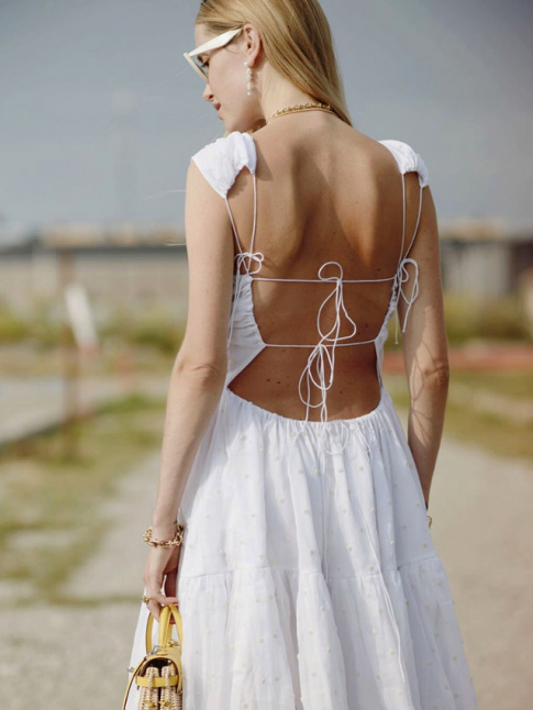 Dos nu + fins lacets + robe longue = le bon mix