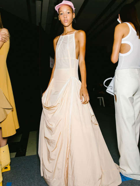 Recycler son parachute en robe du soir, une ide comme une autre...