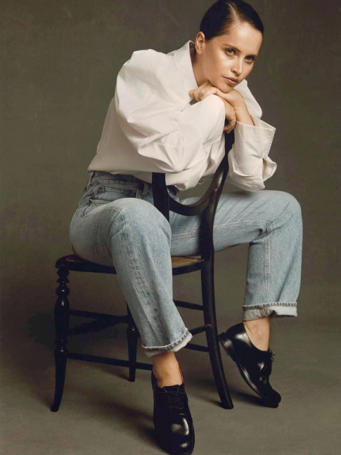 Chemise blanche sophistique + jean droit bleu dlav + derbies noires = le bon mix