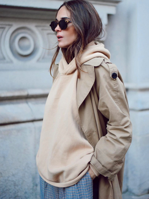 Sweat  capuche + trench = le bon mix