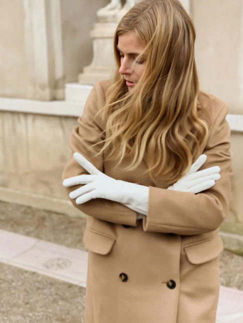 Pardessus camel + gants blancs = le bon mix