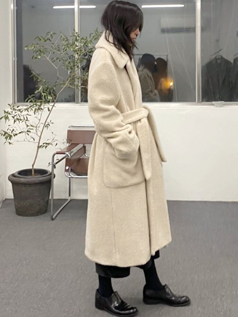 Long manteau teddy bear + souliers vernis = le bon mix