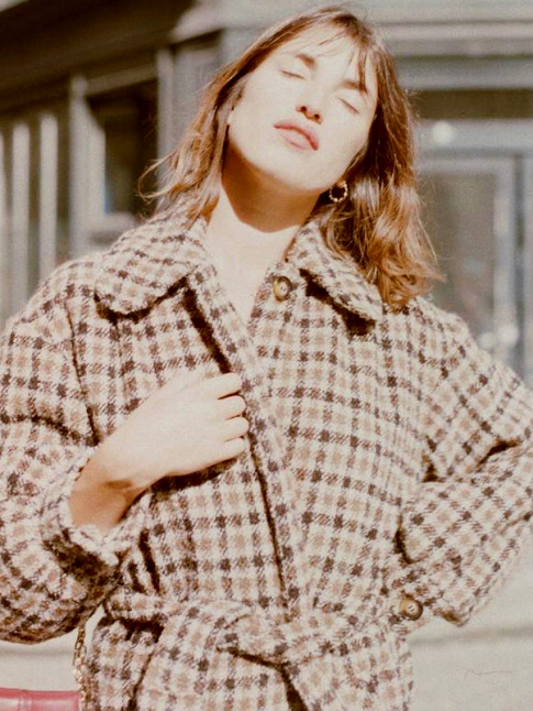 Manteau rtro  carreaux caramel + petites boucles d'oreilles dores = le bon mix