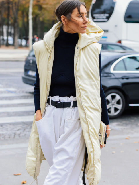 Traite en mode minimaliste chic, la doudoune sans manches gagne en charme