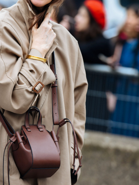 Joncs dors + ample trench mastic + petit sac marron = le bon mix