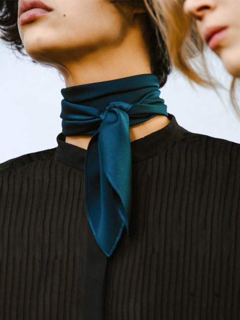 Pull noir col rond + foulard bleu nuit nou prs du cou = le bon mix