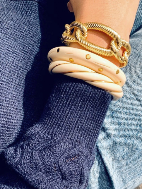 Pull bleu marine + bracelet dor et ivoire = le bon mix