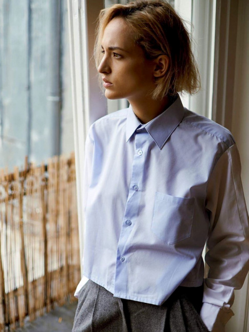 Petit carr blond + chemise boutonne haut = le bon mix