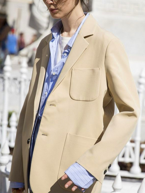 Nonchalance + rigueur = le bon mix