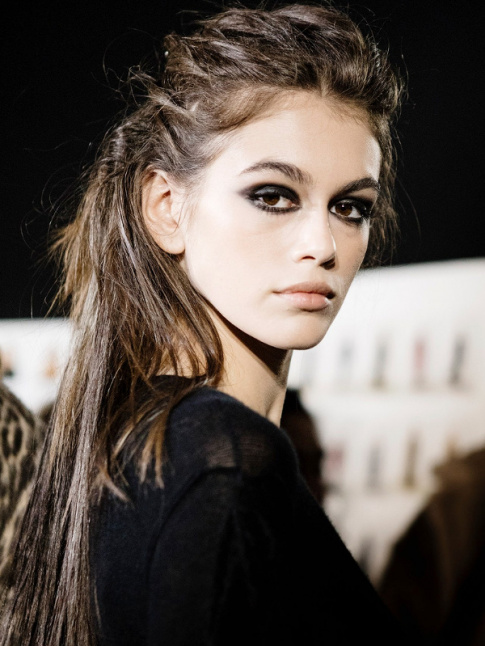 Messy hair + regard de braise = le bon mix