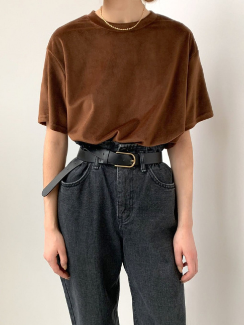 Mlant tee-shirt presque lgant, taille cintre, jean taille haute et trs fin collier dor, ce look a tout bon !