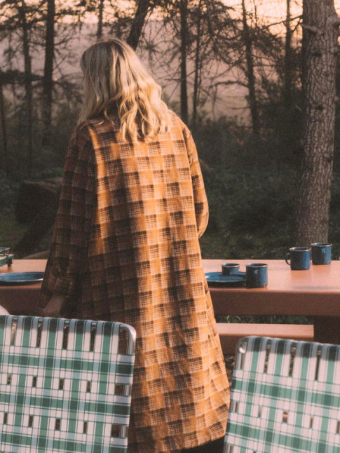 Toujours assortir son manteau  ses chaises de jardin !