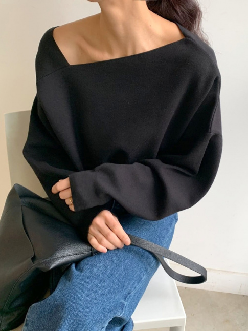 Asymtrique et pure, cette encolure brille par son lgance minimaliste