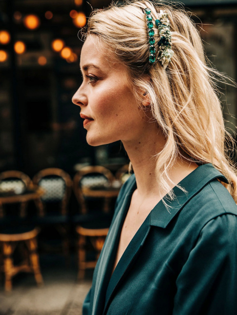 Veste sobre porte  mme la peau + barrettes faussement prcieuses = le bon mix