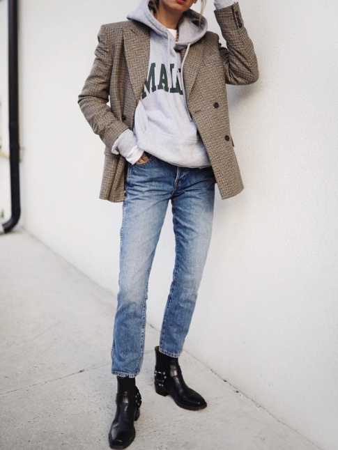 Oui au mix blazer en tweed/sweat  capuche/boots plates !