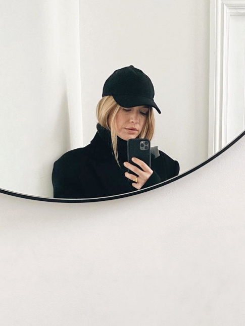 Casquette noire + pull col roul carbone + manteau droit rglisse = le bon mix