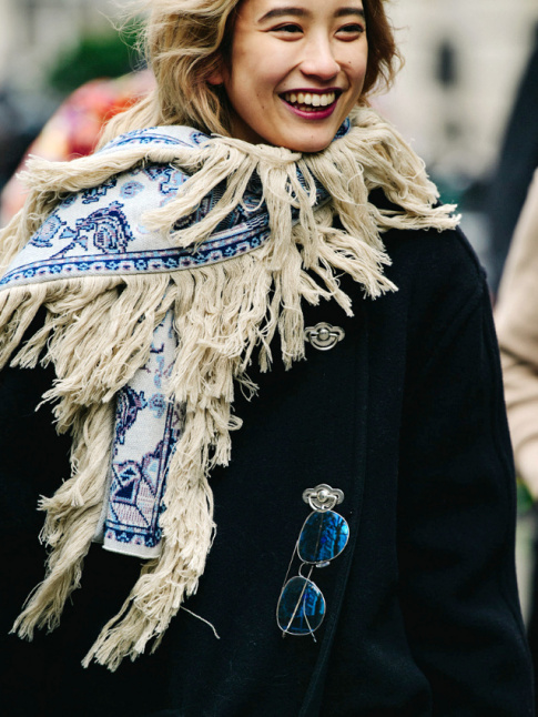 Chle frang port autour du cou + manteau monochrome = le bon mix