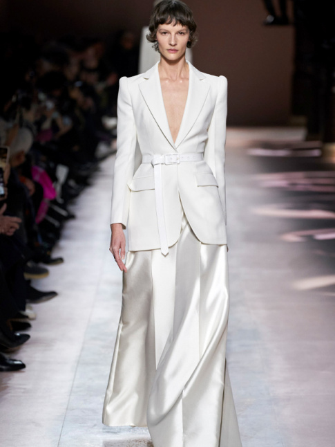 Mlant austrit immacule et lgance faussement prude, cette silhouette Givenchy a tout bon !