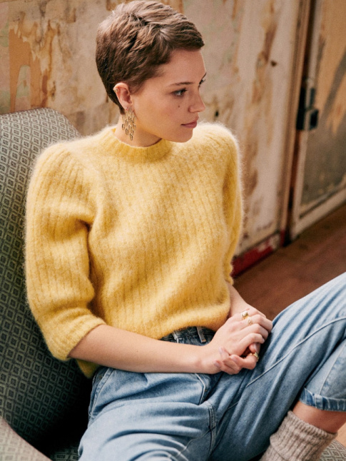 Rien de tel qu'une petite coupe courte pour accompagner un pull mousseux jaune poussin !