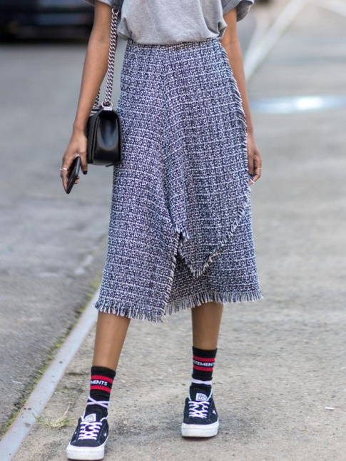 Oui  la jupe en drap de laine traite en mode casual/sporty !