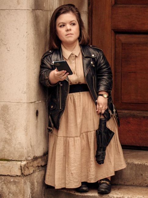 Perfecto en cuir noir + robe longue en lin caf au lait = le bon mix