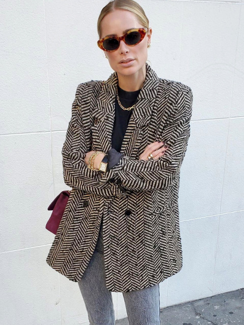 Blazer  chevrons + collier chanette + lunettes de soleil effet caille de tortue = le bon mix