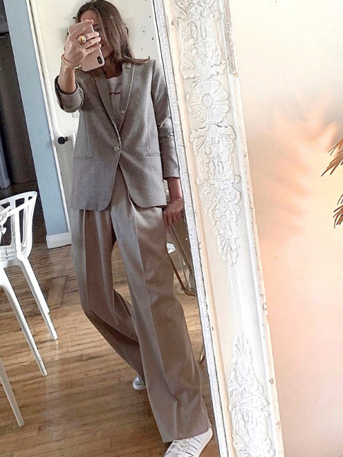 Rien de tel qu'un costume port avec dcontraction pour booster l'allure !