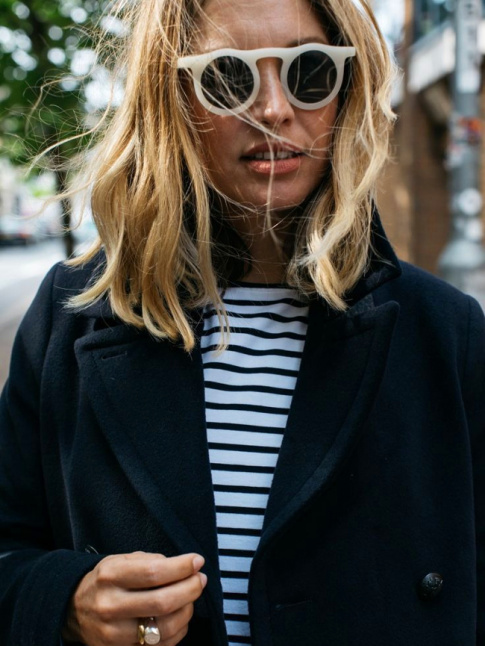 Rien de tel qu'une paire de lunettes de soleil lgrement conceptuelle pour booster une tenue casual/intemporelle !