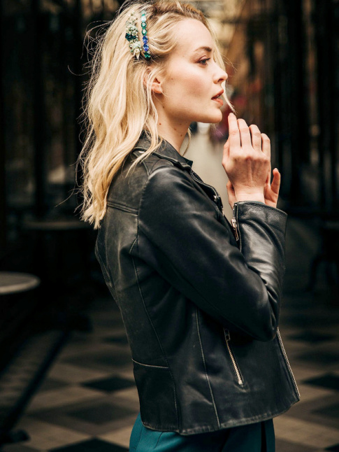 Oui au tlescopage entre perfecto en cuir noir et barrettes  cristaux colors !