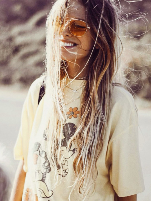 Tee-shirt funky + longs cheveux + lunettes aviateur = le bon mix