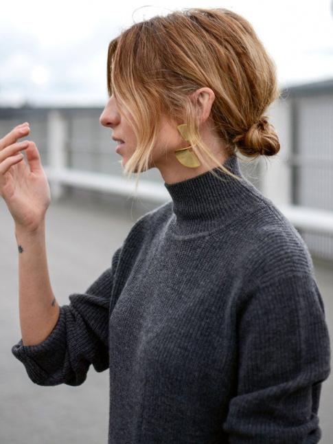 Rien de tel que le mix chignon bas + boucles d'oreilles dores pour illuminer un pull tout simple !