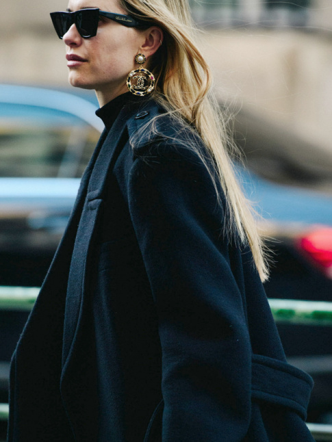 Rien de tel qu'une paire de boucles d'oreilles ostentatoires pour booster un total look noir !