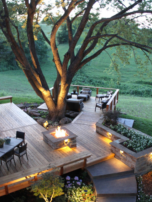 Arbre majestueux + terrasse sur mesure + feu de bois = le bon mix