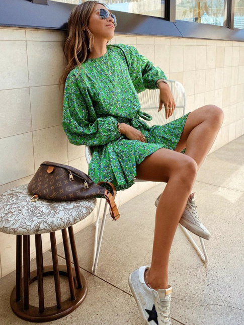 Oui  la petite robe verte fleurie aux manches bouffantes, non au sac banane XL monogramm...