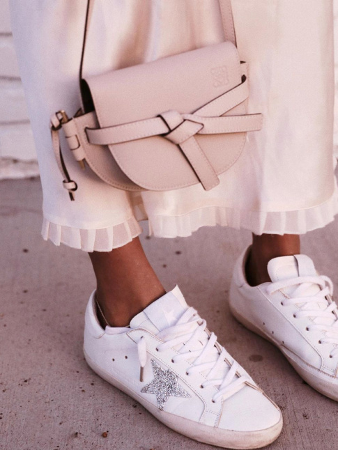 Sac rose poudr non girly + jupe lgre + baskets blanches = le bon mix