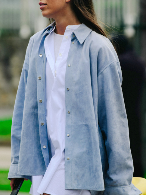 Porte sur une mini robe liquette, la surchemise en daim prend tout son sens !