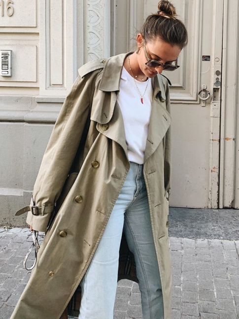 Rien de tel qu'un trench un brin trop grand pour booster une tenue casual !