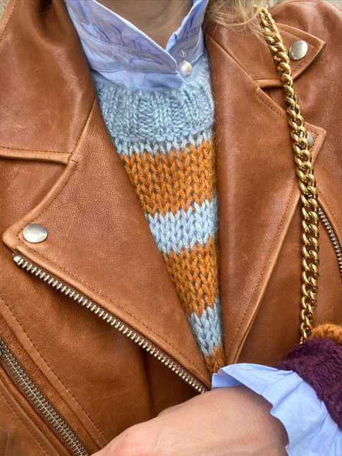 Perfecto en cuir caramel + col volant + pull douillet  rayures = le bon mix
