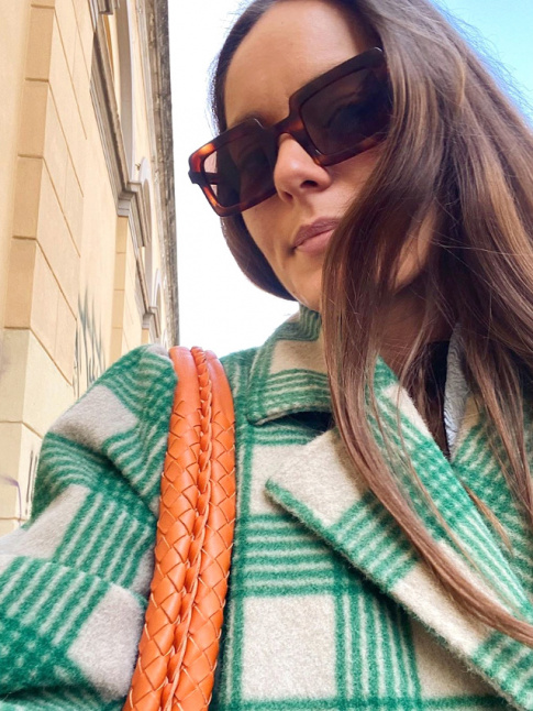 Rien de tel qu'une paire de lunettes de stars pour twister un manteau  carreaux !