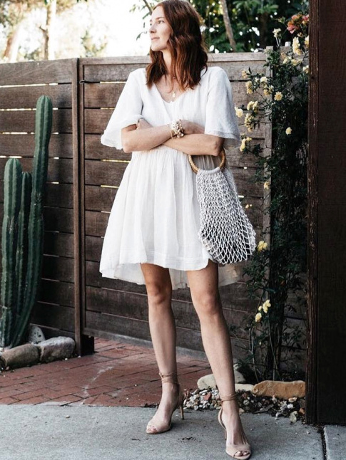 Mini robe ample blanche + fines sandales  talons = le bon mix