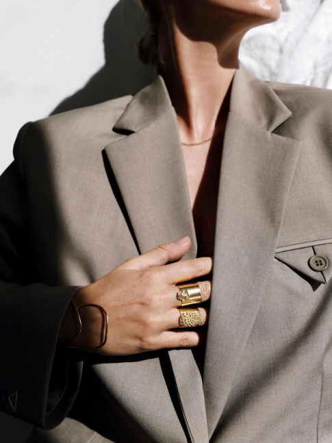 Blazer masculin + bijoux dors = le bon mix