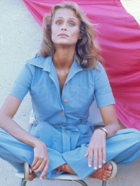 lgante et casual, la combinaison en jean clair brille par son intemporalit !