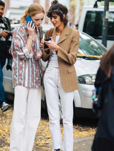 Un pantalon blanc, deux styles !