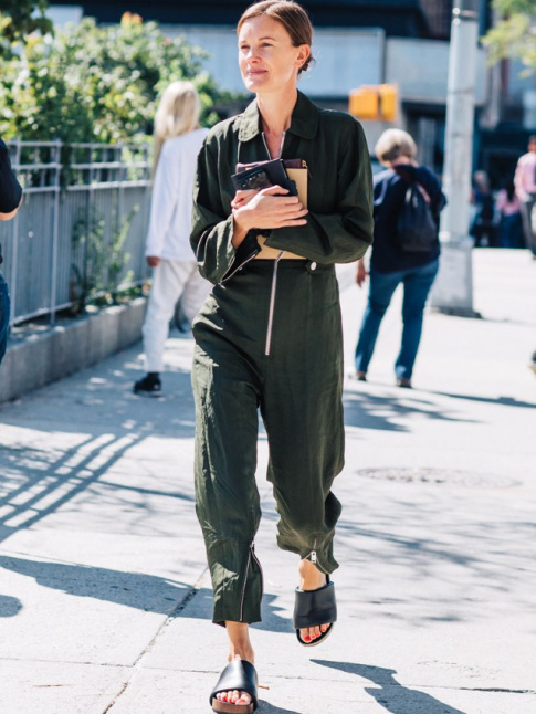Combinaison utilitaire kaki + mules conceptuelles = le bon mix