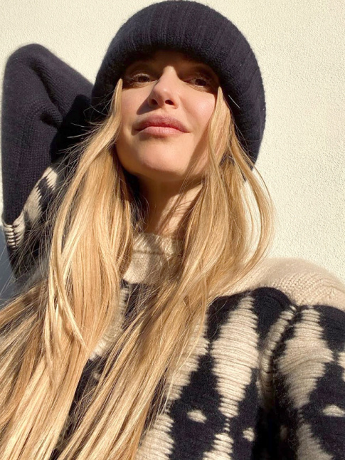 Bonnet noir douillet + longs cheveux blonds = le bon mix