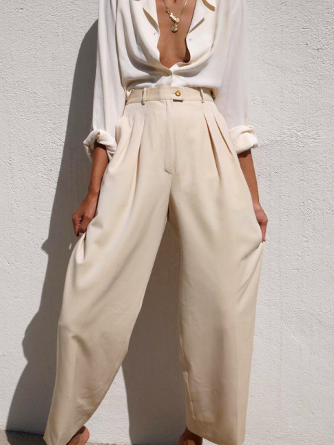 Trait sur une note nonchalamment masculine, le duo beige/blanc se fait extrmement dsirable